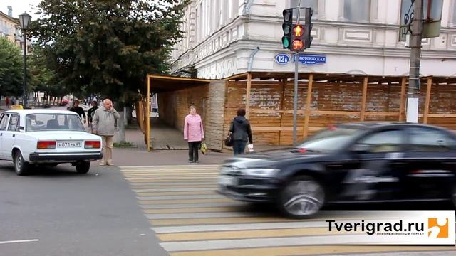 Пешеходы игнорируют светофор на Трехсвятской в Твери, 18.08.2015 г. смотреть онлайн
