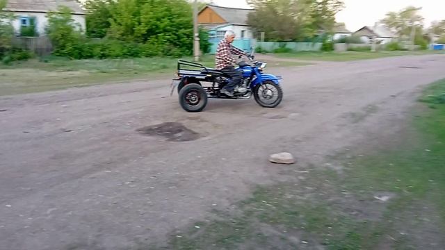 Отец испытывает трицикл смотреть онлайн