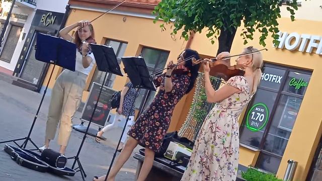 08.06.2021 Brest Belarus. Вечером на Советской..... Скрипка. Прогулки с Викторией смотреть онлайн