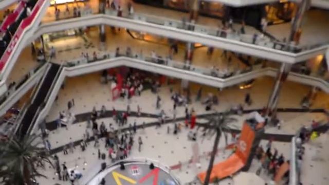 Здоровенные часы на потолке гипермаркета Джевахир смотреть онлайн