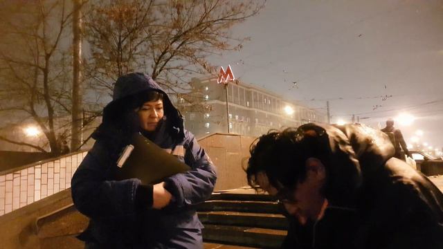 ч.1/6 ПОЛИЦЕЙСКИЙ СПАСАЕТ ЧЕЛОВЕКУ ЖИЗНЬ МЕТРО АВИАМОТОРНАЯ г. МОСКВА смотреть онлайн