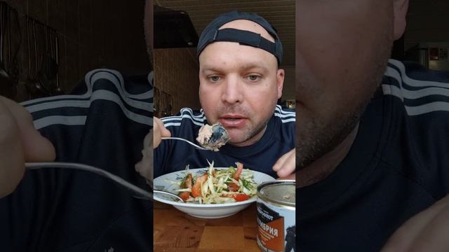 ОБЖОР скумбрия консервированная и салат из овощей/обеденный мукбанг смотреть онлайн