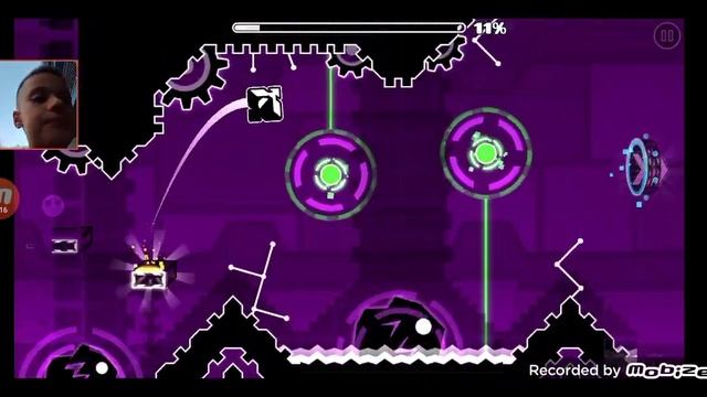 играю геометри даш с моим другом.