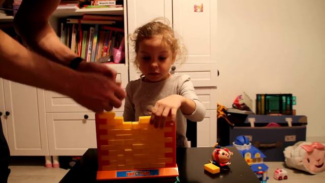 Варя играет в валл гейм!!! смотреть онлайн