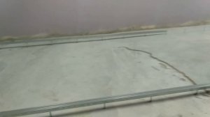 Выравниваю пол в гараже пескобетом