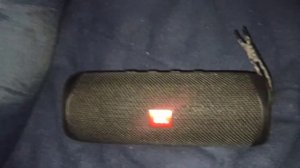 Портативная акустика JBL Flip 5 Black. Перестала работать на 4 месяц
