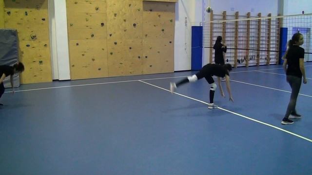 Волейбол. Разминка в движение на растяжку. смотреть онлайн