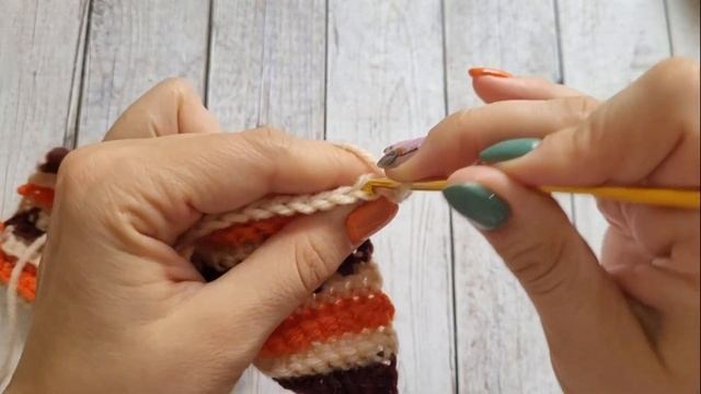 ?СВЯЖЕТ И НОВИЧОК ?САМЫЕ ЛЁГКИЕ СЛЕДКИ?ДОМАШНИЕ ТАПОЧКИ КРЮЧКОМ?crochet slippers?Häkelhausschuhe смотреть онлайн