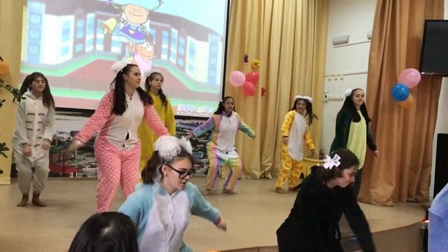 Весёлый танец из концерта благодарности родителям смотреть онлайн