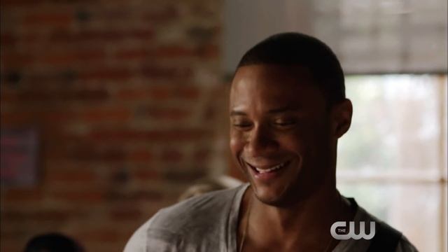 Team Arrow vs. Team Flash - The Guitar Hero Challenge Promo (HD) смотреть онлайн