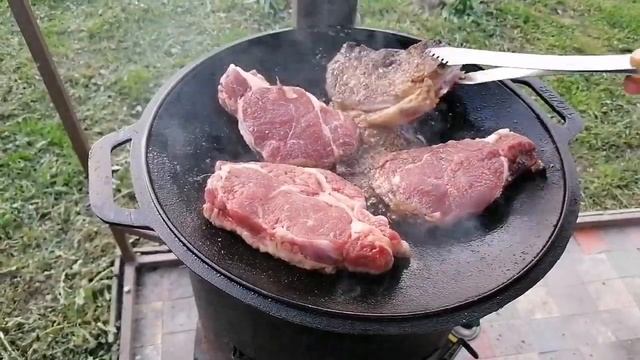 СТЕЙК ГОВЯЖИЙ НА САДЖЕ?. Как вкусно приготовить на костре? смотреть онлайн