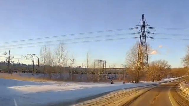В тупик поставили поезд так,что хвост перекрыл железнодорожный переезд :-) смотреть онлайн