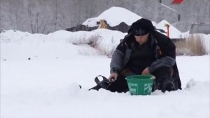 Зимняя рыбалка на подледный фидр на реке