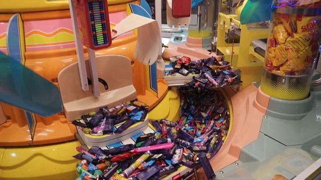 Playing The Big Sweet Land Candy Pusher at Timezone and Winning Lots of Chocolates & Candy смотреть онлайн
