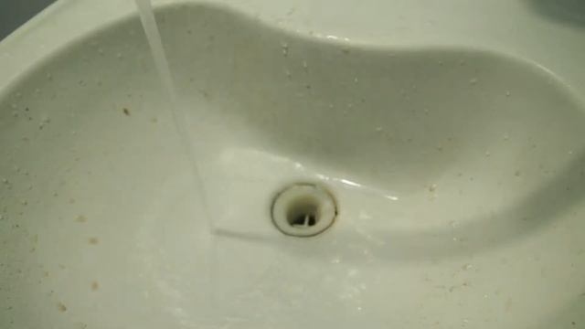 Чистка аквариума, подмена воды и легкая прополка растений. смотреть онлайн