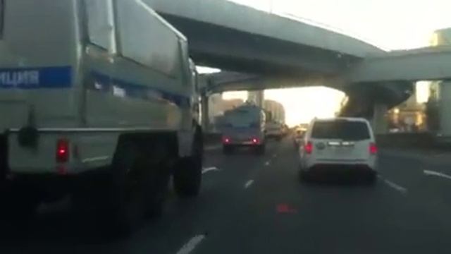 По проспекту Жукова движется спецтехника МВД смотреть онлайн