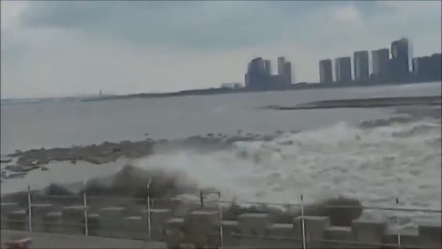 9 метровые приливные волны на реке Qiantang в Китае смотреть онлайн