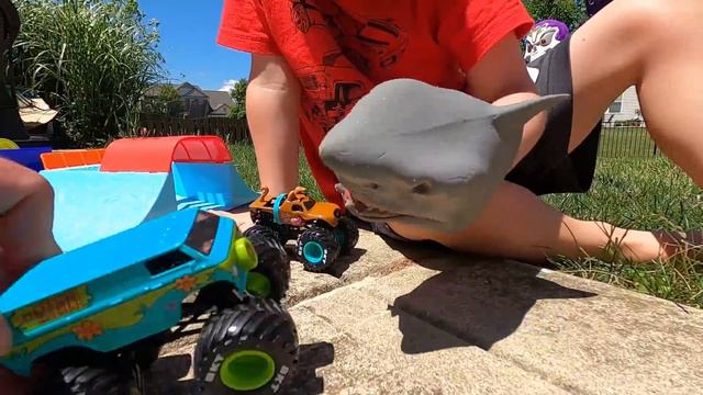 Scooby Doo Monster Truck Solves the Ghost Mystery | Monster Jam Toys - ft Mystery Machine смотреть онлайн