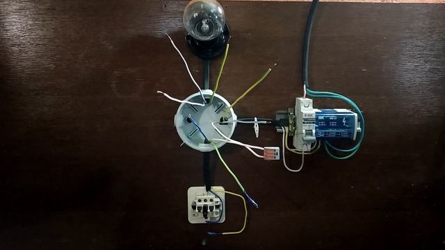 1.1 Подключение светильника через выключатель смотреть онлайн