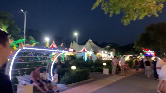 Кабардинка - центральная набережная вечером, июнь 2021 смотреть онлайн