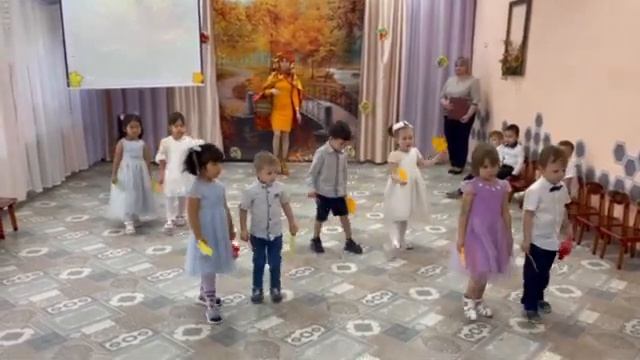 Танец с листьями в детском саду