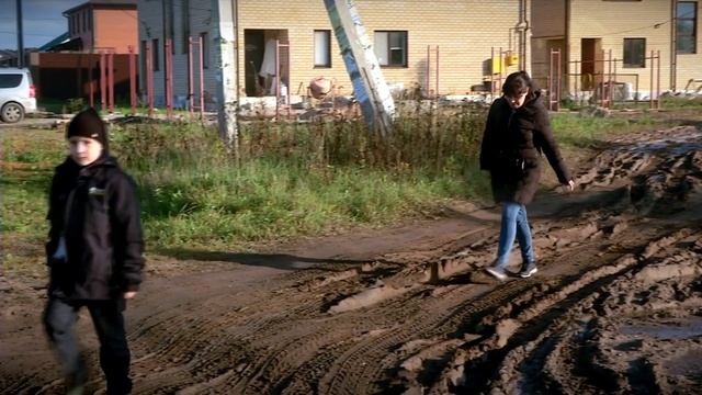 В поселке Черногубово жители жалуются на отсутствие дорог и освещения смотреть онлайн