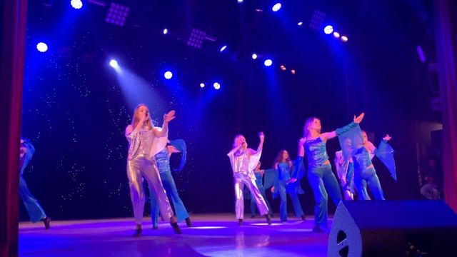 ШОУ-ТЕАТР ТРИУМФ 2020. Красивый финал номера "Ветер и звезда" смотреть онлайн