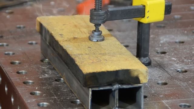 Сварка лежачим электродом под деревом. Подписывайся. смотреть онлайн