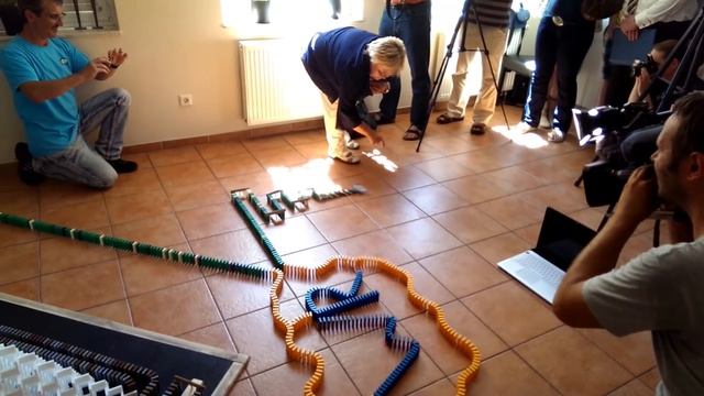 Guinness World Record - 3D Pyramid (28x28) 15022 Dominoes