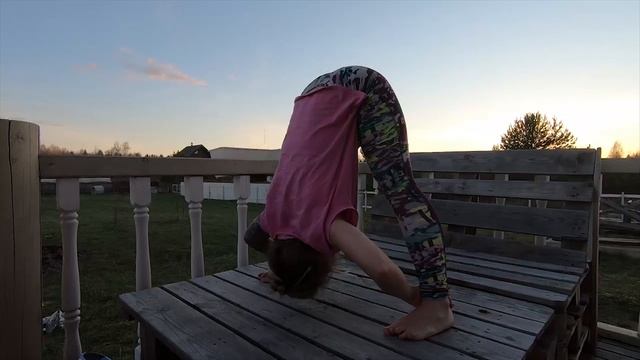 Уроки растяжки 10 - Наклон в широкую складку стоя смотреть онлайн