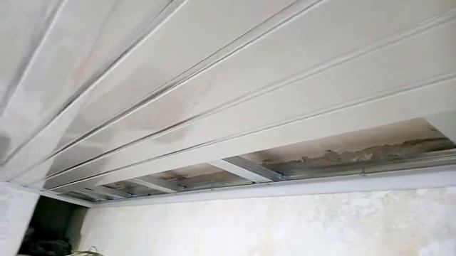 Монтаж последней панели ПВХ на потолок. смотреть онлайн