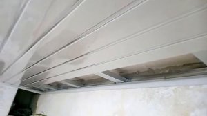 Монтаж последней панели ПВХ на потолок.