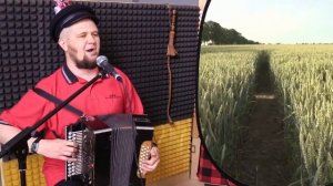 Вот это голос! Просто потрясающе исполнена народная песня под гармонь! МЕЖ ВЫСОКИХ ХЛЕБОВ ЗАТЕРЯЛОСЯ