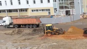 Самосвал приехал чтобы выгрузить щебень рядом с песком и он это сделает!