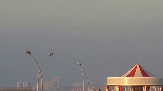 Отлив, тихое море. Вид у набережной, Тель-Авив. смотреть онлайн