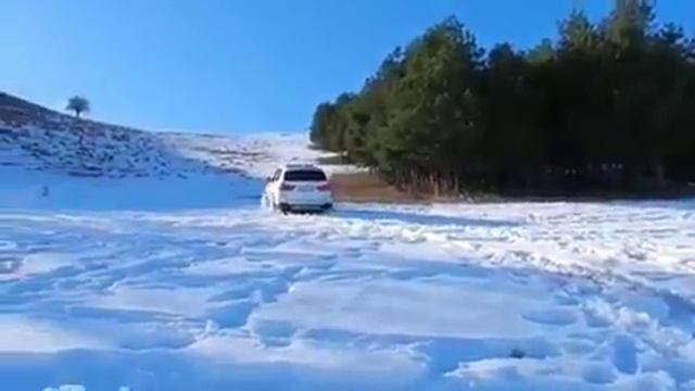 BMW X5m F15 поднимается в снежную гору смотреть онлайн