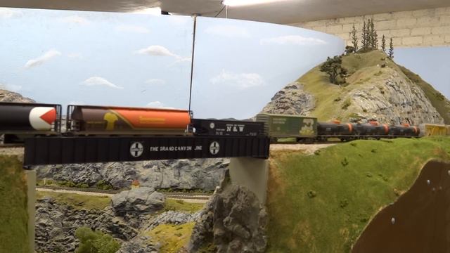 2 SANTA FE SD40-2's With 3 RIO GRANDE GP60's FREIGHT TRAIN