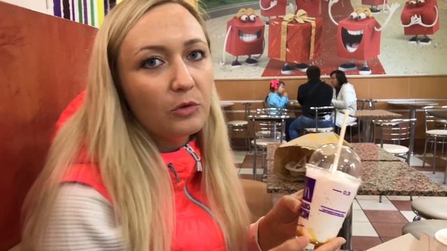 ВЛОГ: ОБЪЕДАЕМСЯ В McDonalds GIANT GUMMY! Славный Обзор БУРГЕР CHALLENGE VLOG смотреть онлайн