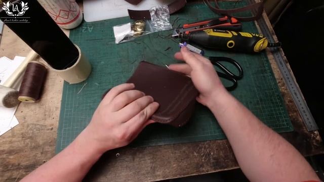 Сумка планшет из натуральной кожи. ЧАСТЬ 3. Обработка деталей и начало сборки. Шьем вместе смотреть онлайн