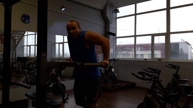 Очень часто вижу эту ОШИБКУ в отжиманиях на брусьях смотреть онлайн