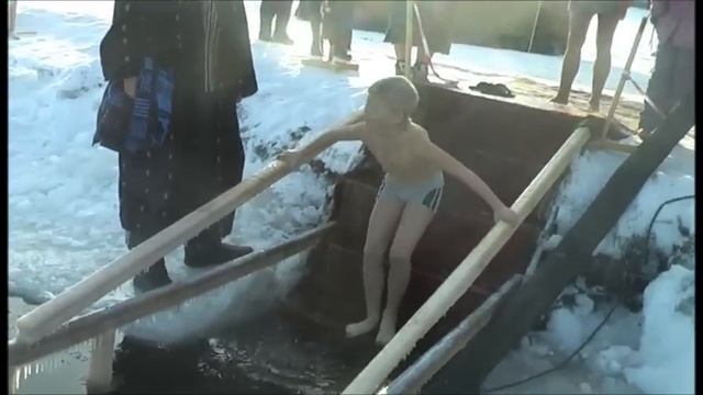 Пожарная машина набирает крещенскую воду про запас. смотреть онлайн