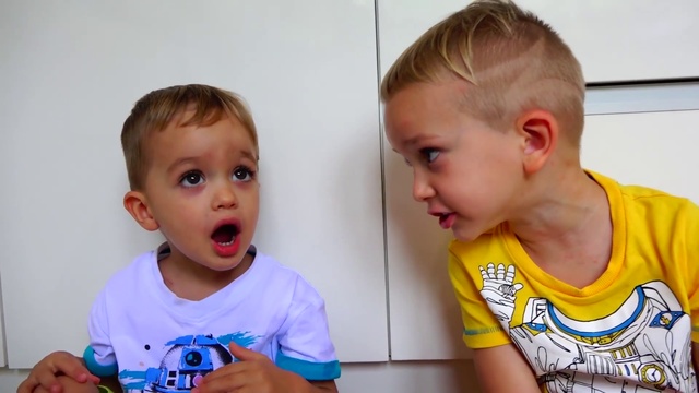 Смешные Дети И Гигантские Нападение Какашек! Джони Джони да папа песня Детские песни Стихи для детей смотреть онлайн