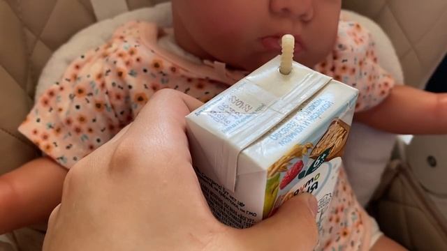 Утро с Мией и реборном Ариной | купаем куклу беби борн в бассейне | кушаем пюре смотреть онлайн