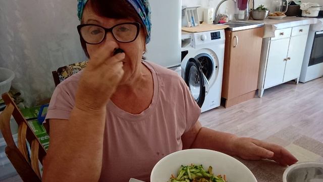 Приготовила на обед салат без сыра и майонеза, но вкусный и сытный.