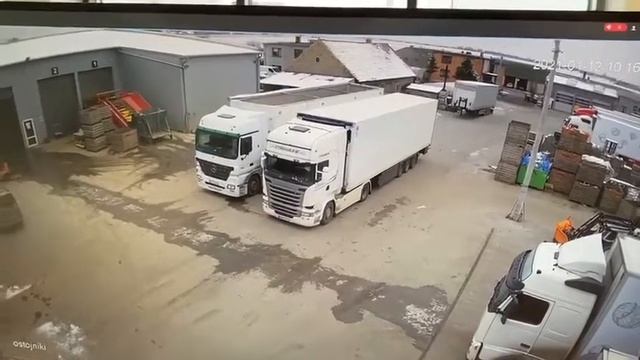 Загрузка рефрижератора через крышу :-) / Loading The Refrigerator Through The Roof