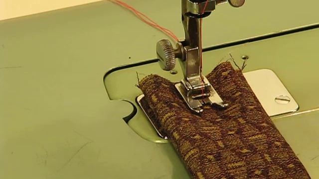 Amazing Husqvarna Viking 19E Special - 8 Layers of Commercial Upholstery Material смотреть онлайн