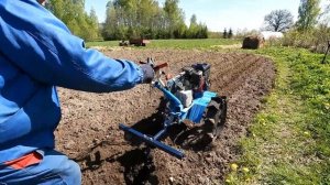 Сажаем картошку при помощи бороздодела и оборотного окучника.