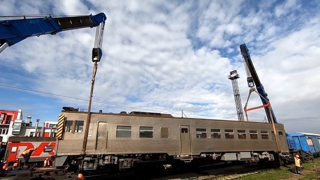Погрузка Японского Дизель-поезда Д2 двумя кранами на платформу для музея Хабаровска РЖД Сахалин смотреть онлайн