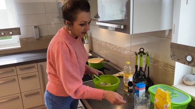 НЕОБЫЧНЫЙ РЕЦЕПТ ЛЕНИВЫХ БЕЛЯШЕЙ.ДАЖЕ ТЕСТО НЕ НУЖНО РУКАМИ ЗАМЕШИВАТЬ. смотреть онлайн