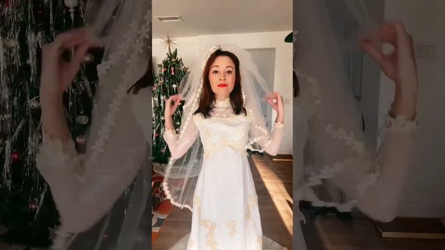 Trying on my Mom’s wedding dress from 1977!😭 #vintagewedding #vintagedress #vintageweddingdress смотреть онлайн